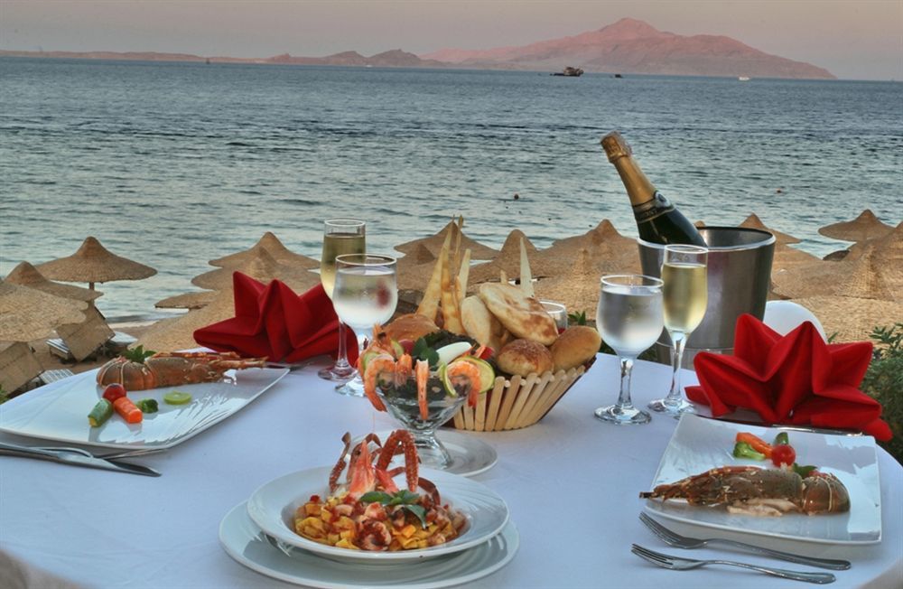 Charmillion Club Resort Sharm El Sheikk Exterior foto A meal at a beach resort